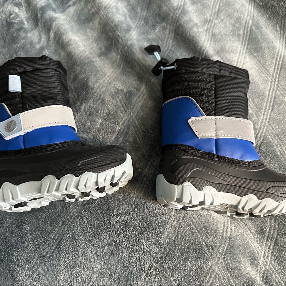 NWOT Snow Boots size 8 toddler